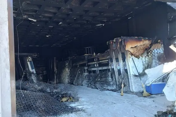 Se incendia bodega de colchones en Batamote