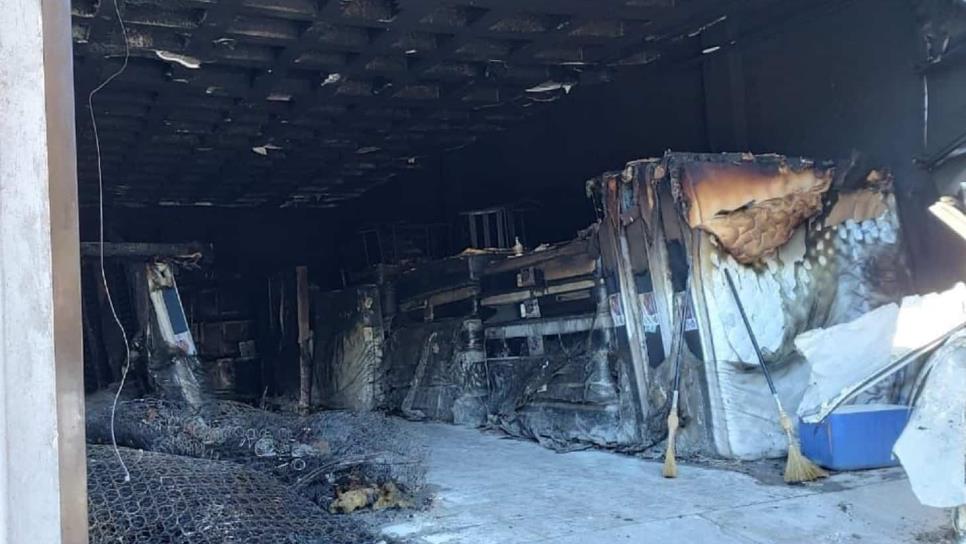 Se incendia bodega de colchones en Batamote