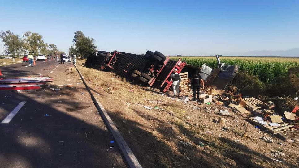 Vuelca tráiler con mercancía sobre la Culiacán-Mazatlán; pobladores lo dejan vacío