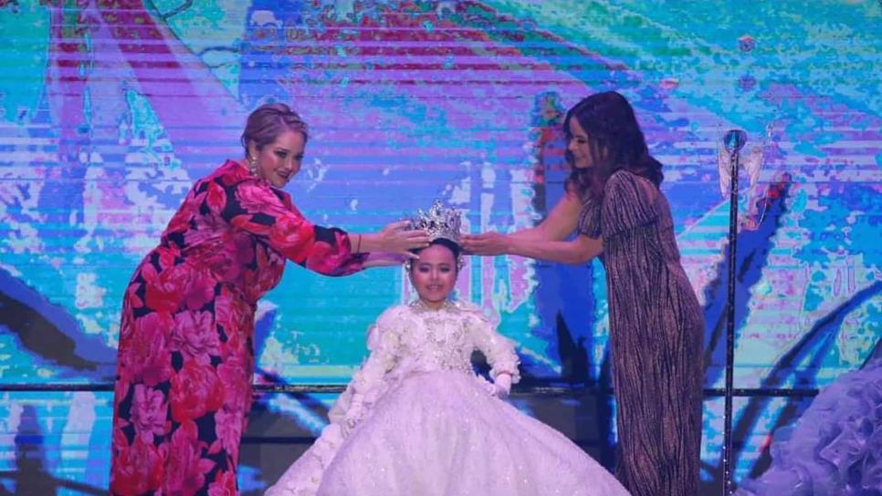 Scarlet l recibe su corona para convertirse en la nueva Reina Infantil del Carnaval de Mazatlán