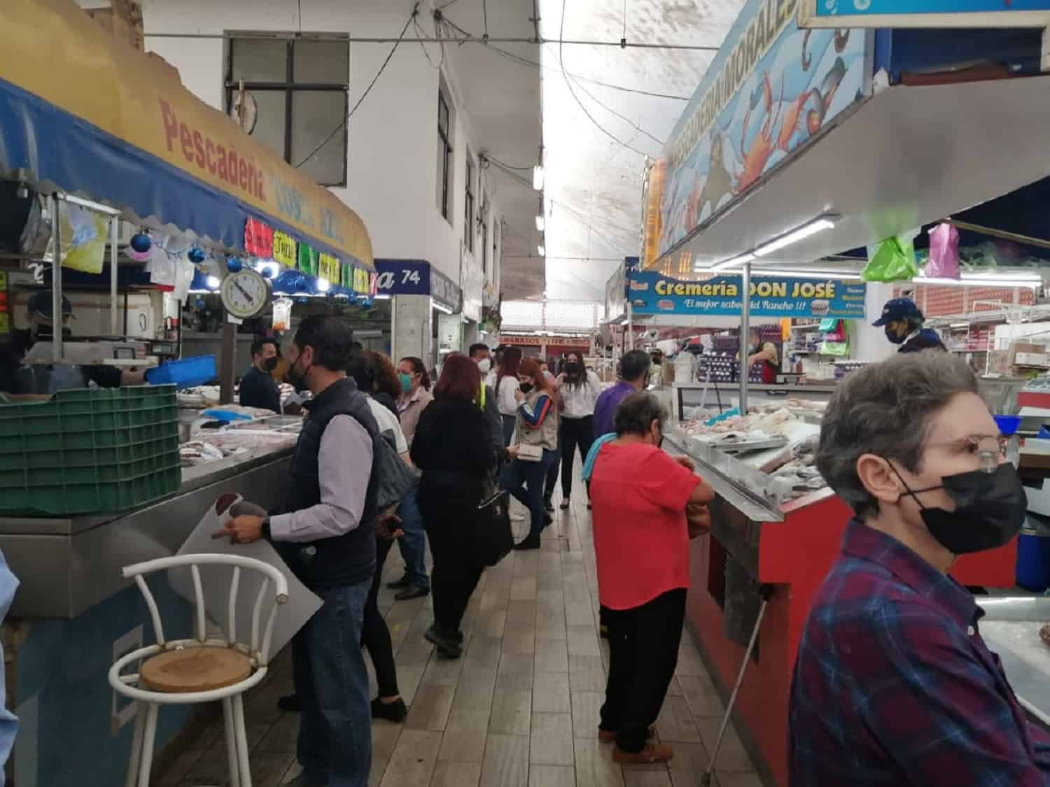Coepriss supervisa venta de mariscos; advierte sanciones en negocios