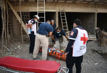 Albañil termina lesionado al caer en una construcción en Los Mochis