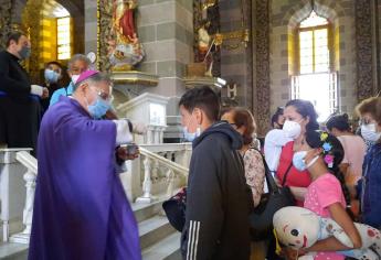 Cientos de feligreses acuden a Catedral de Mazatlán a tomar ceniza y dar inicio a la Cuaresma