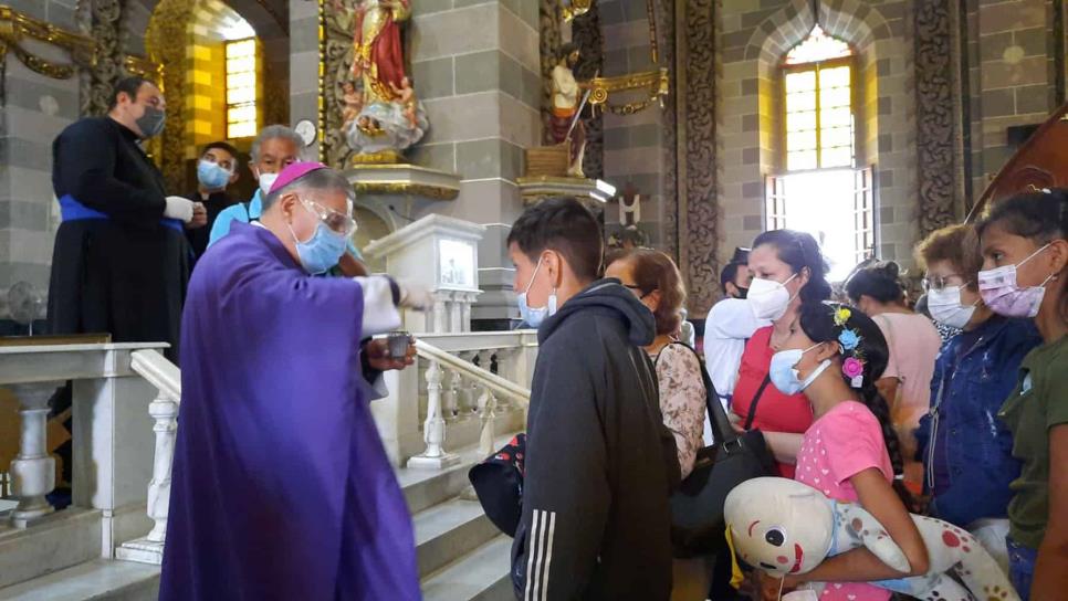 Cientos de feligreses acuden a Catedral de Mazatlán a tomar ceniza y dar inicio a la Cuaresma