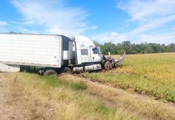 Trailer se accidente en «La Costera» al tronarle un neumático