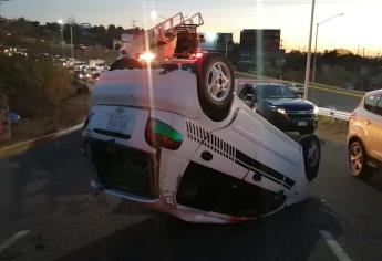 Auto queda con las llantas hacia arriba tras volcar en la avenida Álvaro Obregón, en Culiacán