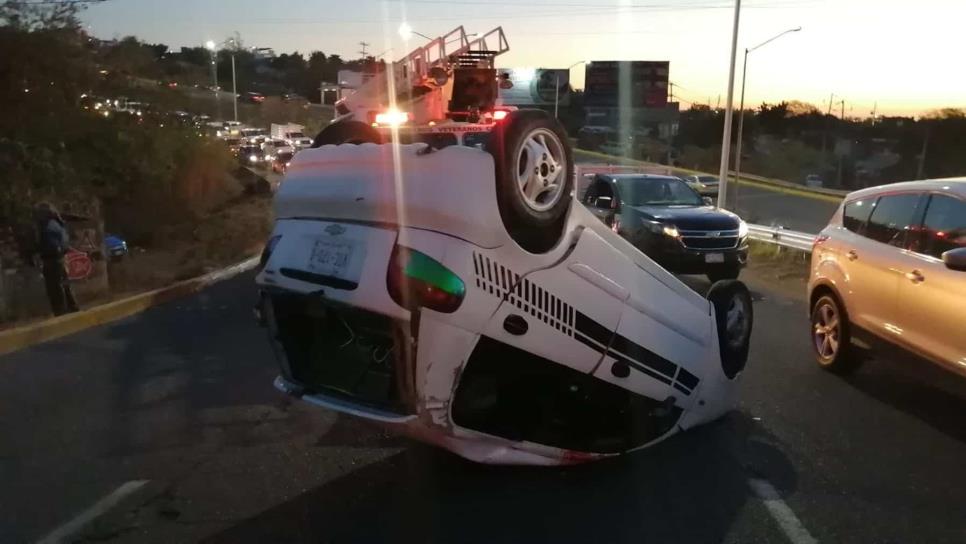 Auto queda con las llantas hacia arriba tras volcar en la avenida Álvaro Obregón, en Culiacán