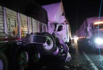 Conductor de tráiler sobrevive de milagro tras choque sobre La Costera, en Navolato