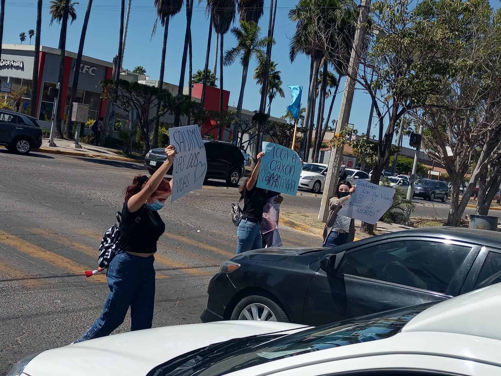 Jóvenes se manifiestan a favor de la vida en Los Mochis