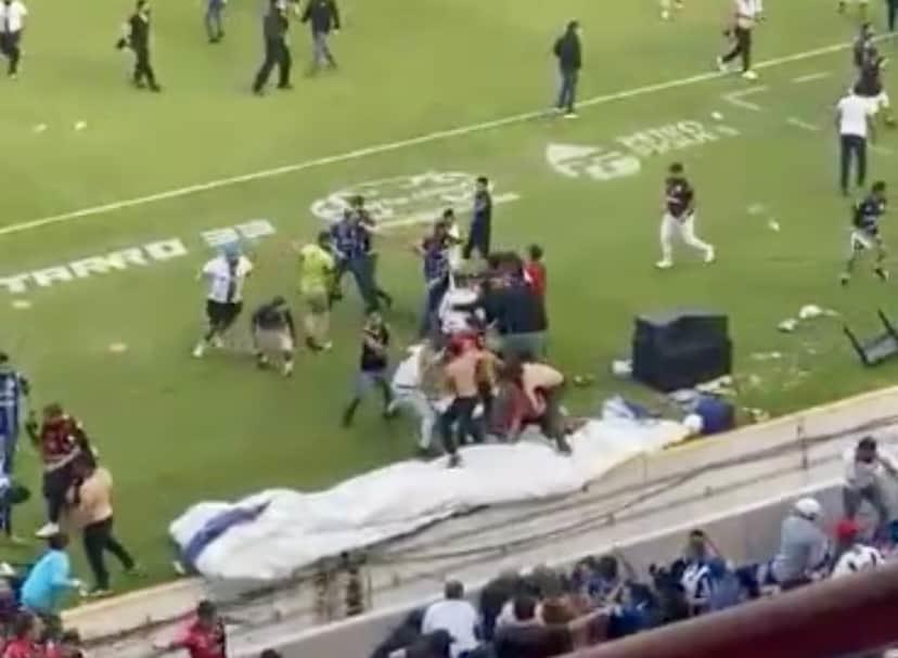 Se desata riña entre porras en el Estadio Corregidora