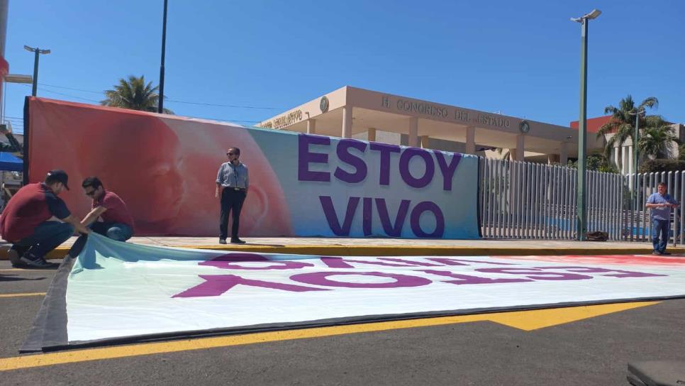 Sacerdote y miembros de Vía Familia realizan huelga de hambre en el Congreso