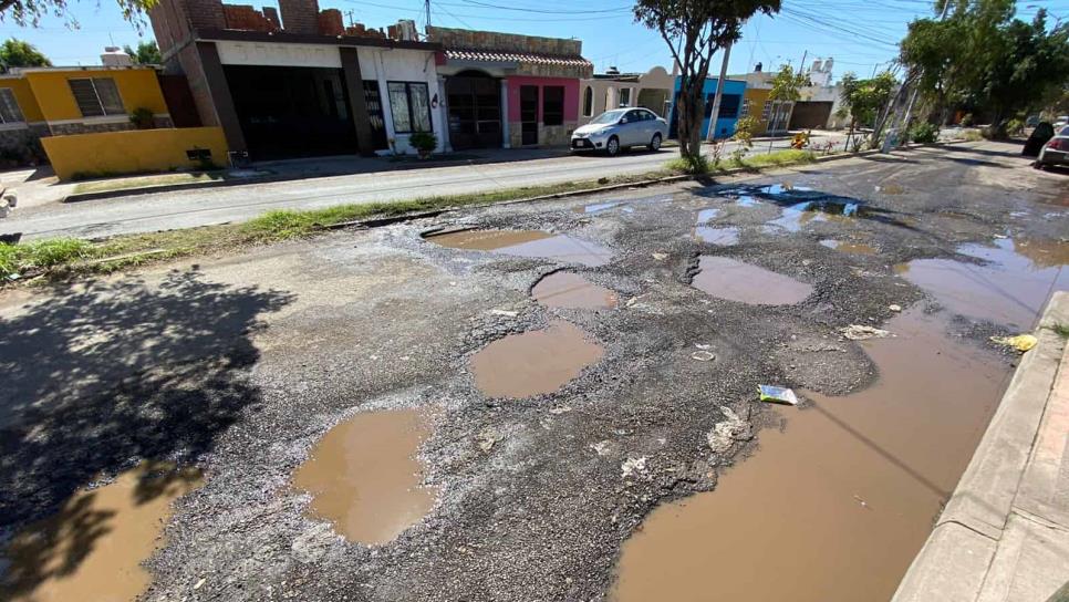 Como en la luna: avenida Walamo está intransitable, en Mazatlán