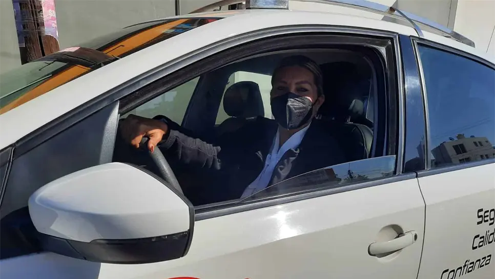 El volante se convirtió en su aliado; Blanca es una ejemplar taxista en Mazatlán