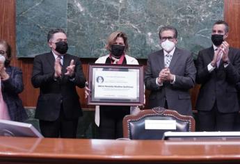 Recibe Mirna Medina Quiñónez premio Medalla de Honor Dra. Norma Corona Sapién