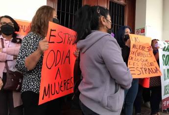 Viudas de policías frustran evento municipal, aseguran que Estrada no quieren pagar los 20 mdp