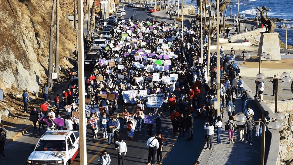 Marchan mujeres de Mazatlán por el Día Internacional de la Mujer