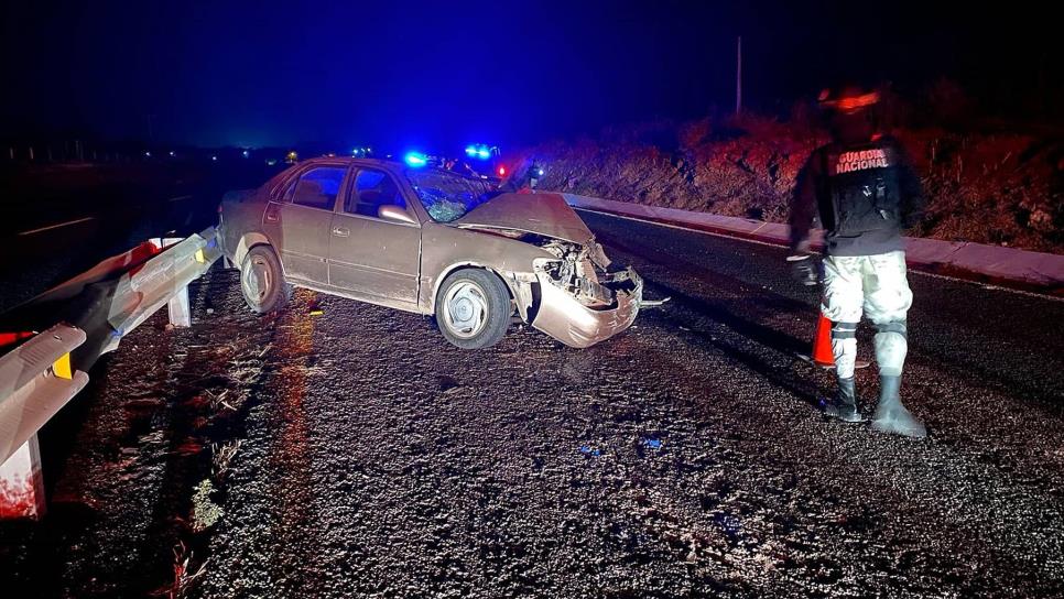 Chocan de frente dos autos en la carretera México 15; uno de los conductores resultó herido