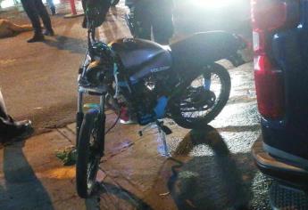 Motociclista se pasa el semáforo y muere al chocar contra auto
