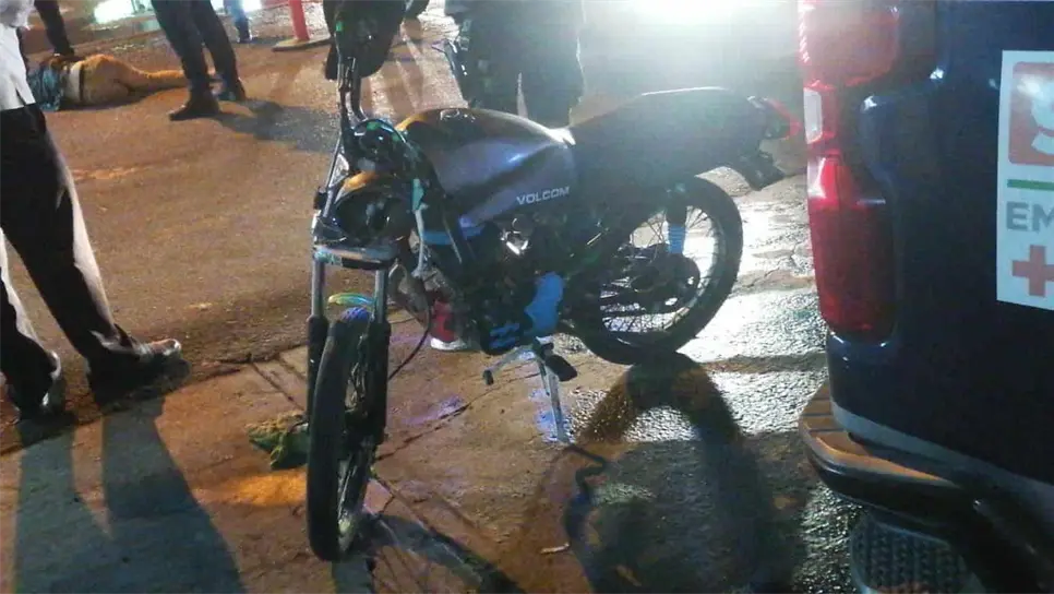 Motociclista se pasa el semáforo y muere al chocar contra auto