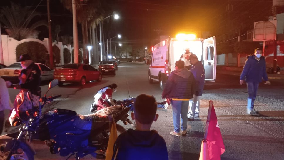 Tres mujeres lesionadas al derrapar en motocicletas, dos cayeron a un bache en Los Mochis