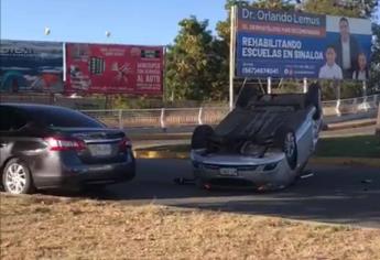 Automóvil vuelca y queda con las llantas hacia arriba sobre el malecón viejo en Culiacán