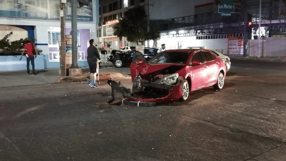 Autos quedan destrozados tras chocar en el cruce de la avenida Obregón y bulevar Leyva Solano