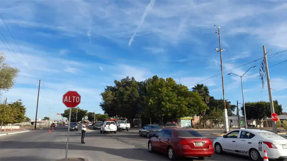 Instalan altos de cortesía en transitado crucero de bulevar Centenario