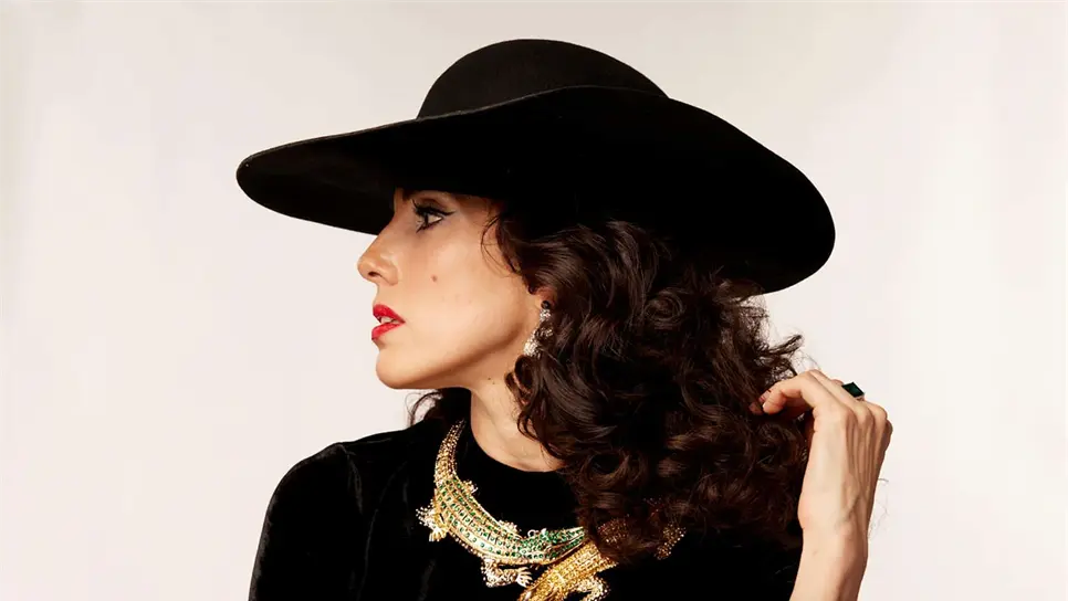 Fotografía sin fecha de toma, cortesía de Televisa Univision/ViX+, que muestra a la actriz y cantante mexicana Sandra Echeverria, caracterizada como María Félix.