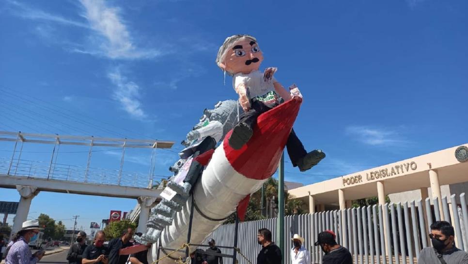 Con piñata de Estrada Ferreiro y ratas, entregan firmas para juicio político