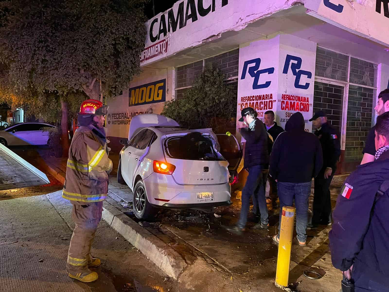 Un lesionado tras choque contra una refaccionaria en Guamúchil