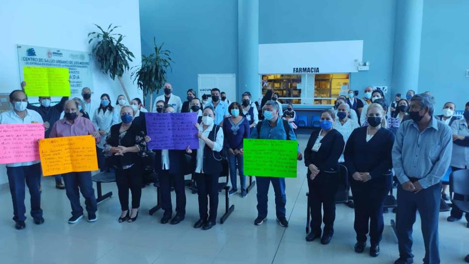 Protestan trabajadores de Centro de Salud