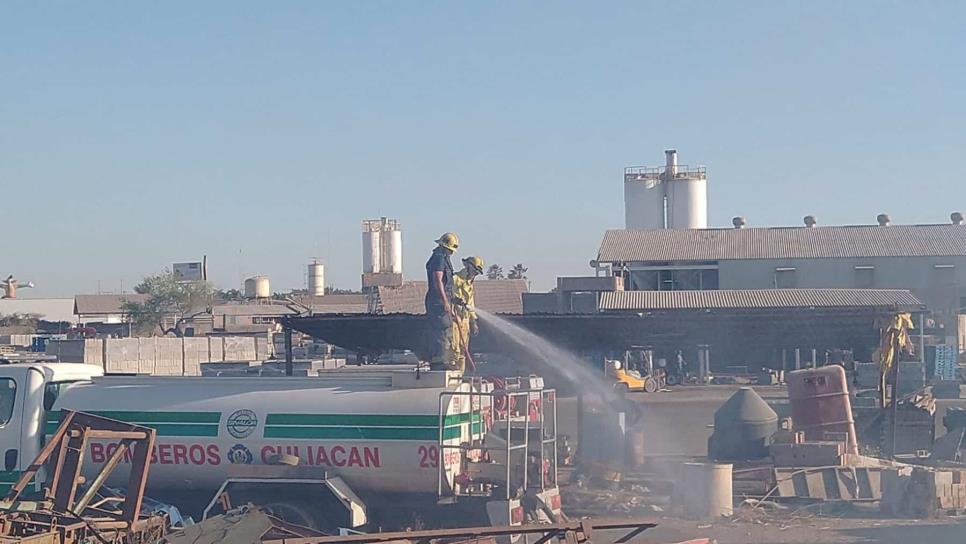 Incendio arrasa parte de empresa de venta de materiales, en Bachigualato