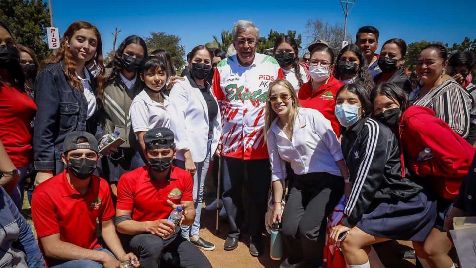 Gobernador entrega rehabilitación del Campo de Beisbol «3 Estrellas» en Elota