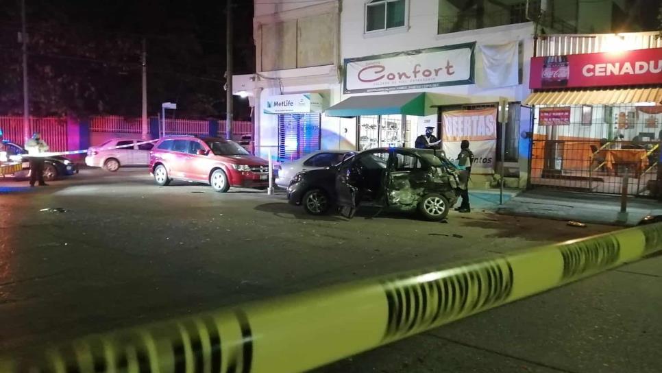 Dos jóvenes mueren tras choque entre camioneta y vehículo Uber, en Culiacán