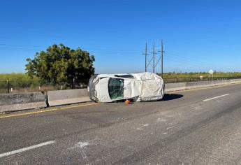 Vuelca vagoneta en la México 15 en Las Brisas, Guasave