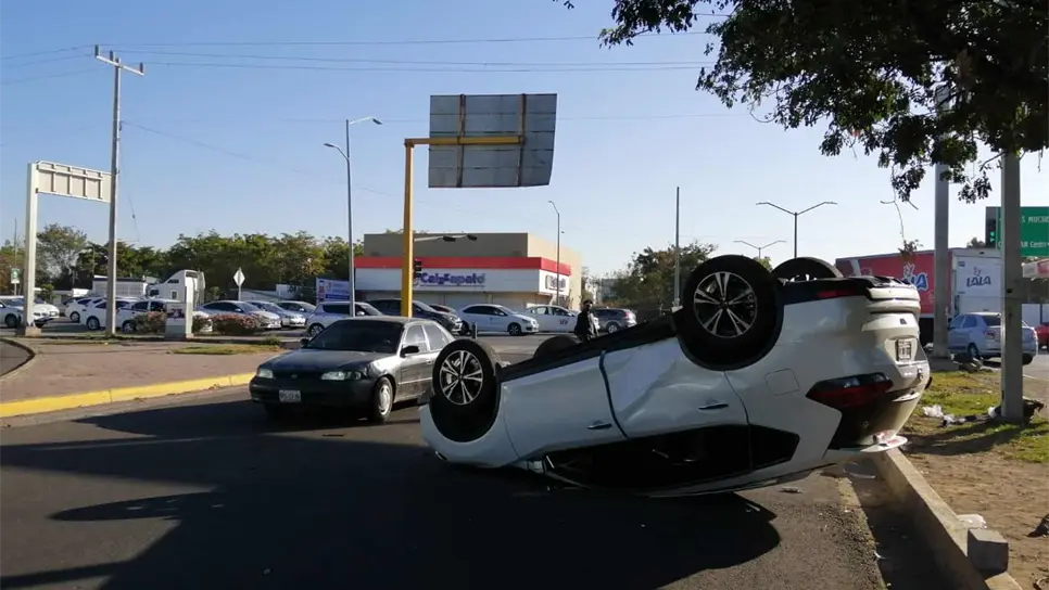 Vuelca camioneta tras choque frente al CAR, en Culiacán