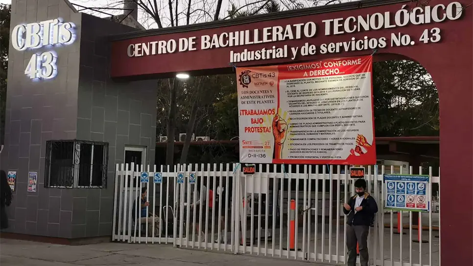 Maestros y administrativos del CECyT trabajan bajo protesta