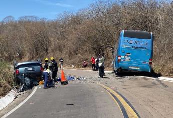 Camioneta se estrella de frente contra autobús y deja 2 personas sin vida