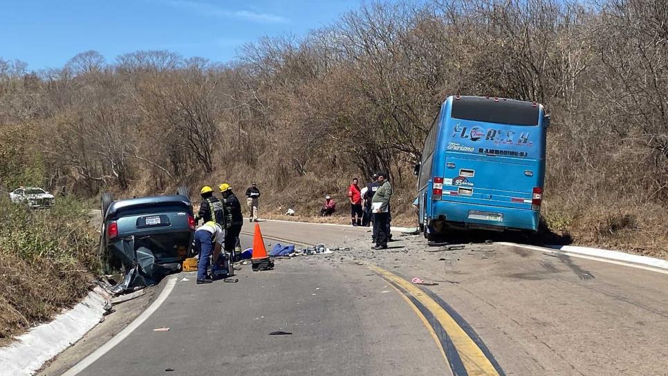 Camioneta se estrella de frente contra autobús y deja 2 personas sin vida