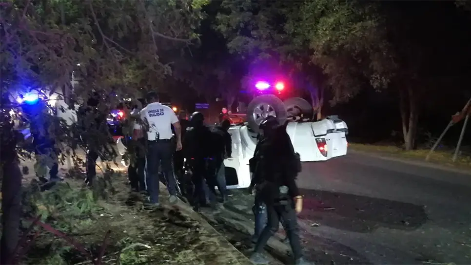 Escolta de Cristóbal Castañeda queda herido tras volcadura
