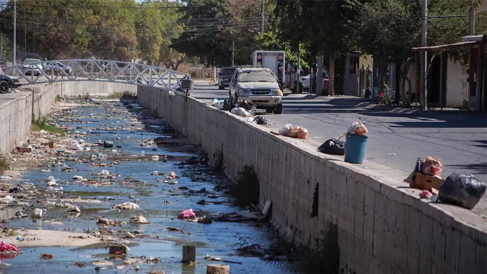 Retiran dos toneladas de basura del canal Chulavista en Culiacán