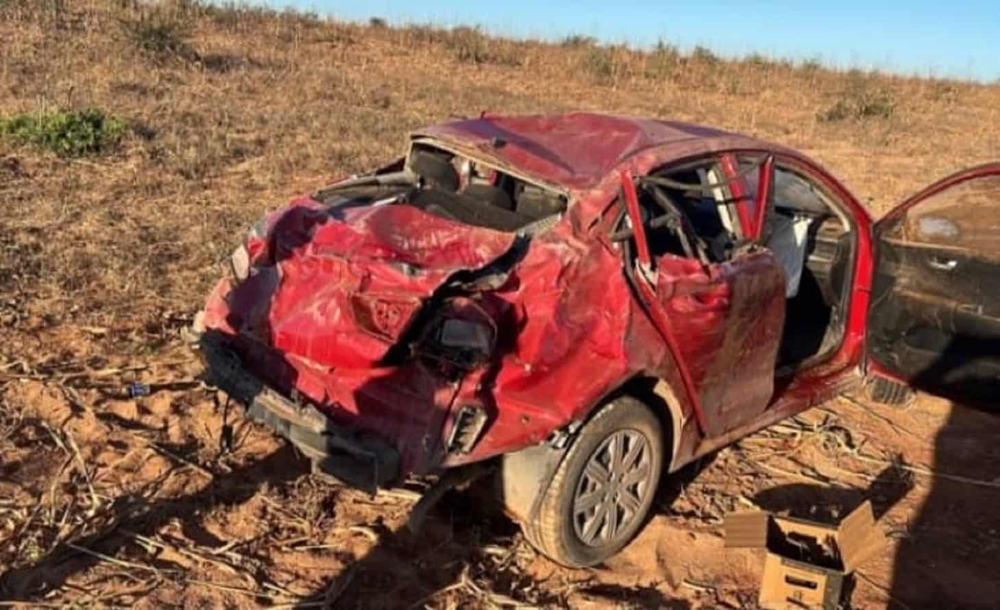 Conductor lesionado y su auto en pérdida total tras volcar en la Mazatlán-Culiacán