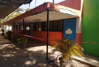 Se cae marquesina en la escuela «cuatro» debido a su antigüedad, está por cumplir 100 años