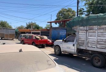 Dos talleres en la misma cuadra acaparan la calle con autos descompuestos