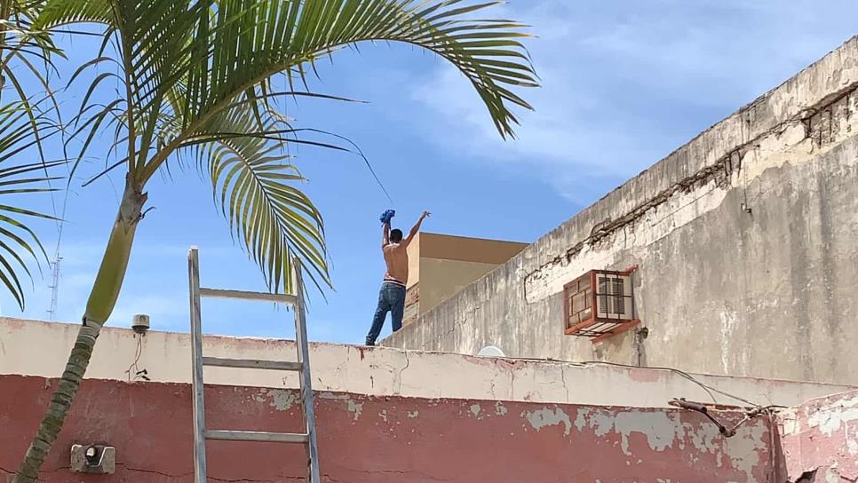 Hombre amenaza con lanzarse desde lo alto de un edificio en Los Mochis