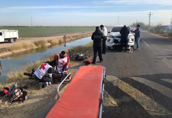 Policía de Guasave invade carril en su moto y choca de frente con una camioneta