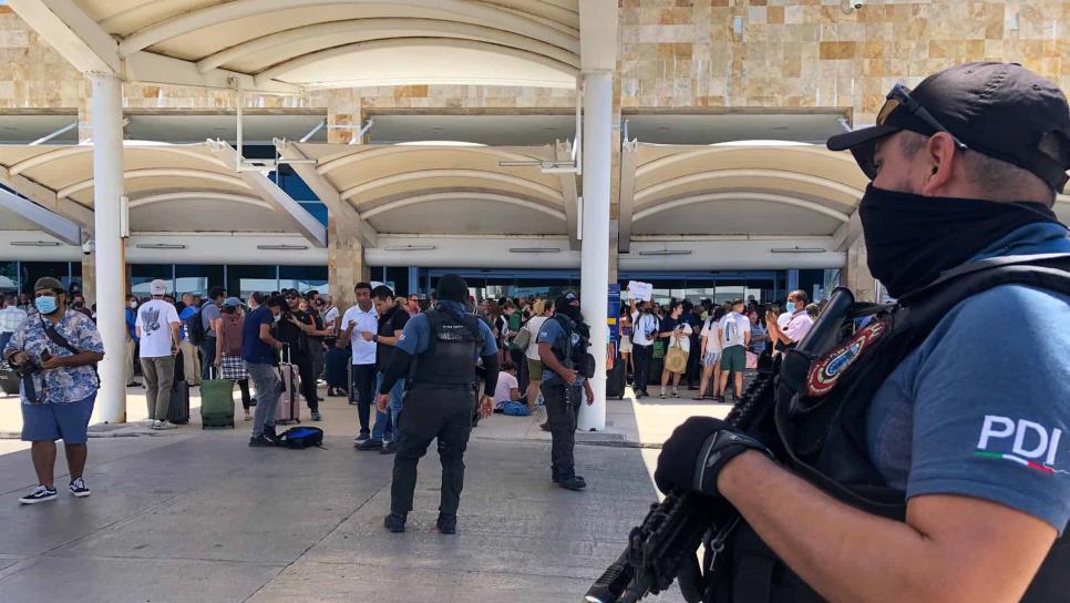 Caos y confusión en aeropuerto de Cancún tras falsa alarma de detonaciones