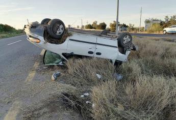 Vuelca camioneta tras ser impactada por un tráiler