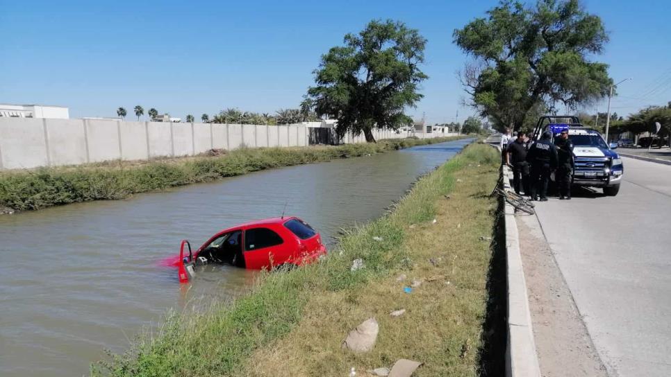 Mujer acelera de más y cae a un canal en Los Mochis