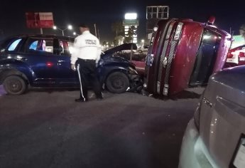 Choque termina en volcadura al surponiente de Los Mochis